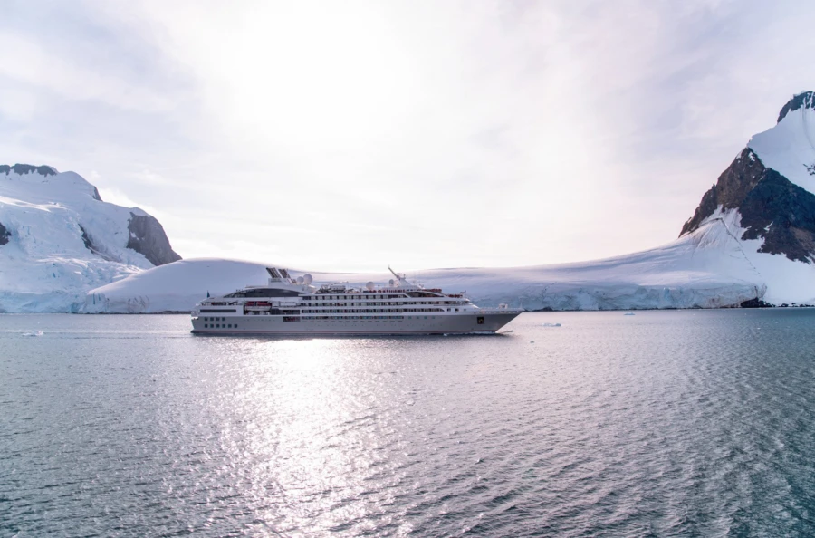 14 jours de croisière entre le Spitzberg et les terres inuits du Groenland, à la poursuite de la 16e éclipse totale du XXIe siècle