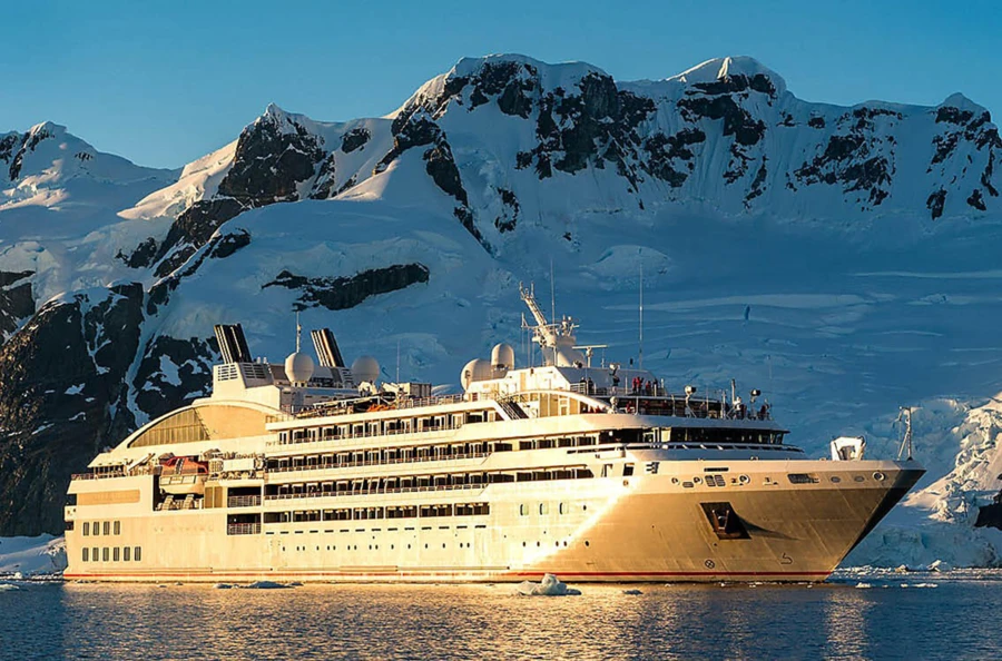 14 jours de croisière entre le Spitzberg et les terres inuits du Groenland, à la poursuite de la 16e éclipse totale du XXIe siècle