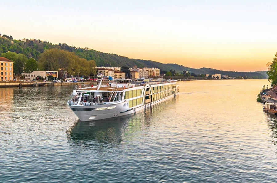 Voyage inoubliable sur le Rhône à travers les vignobles de Bourgogne, la réserve naturelle de la Camargue et les gorges de l’Ardèche
