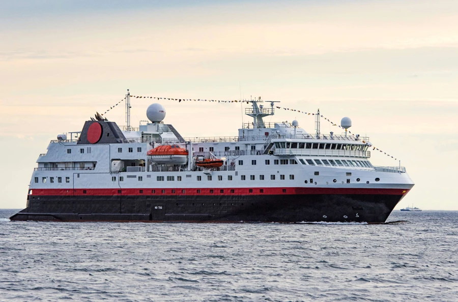 Croisière estivale au Spitzberg : vivez l'expérience du soleil de minuit
