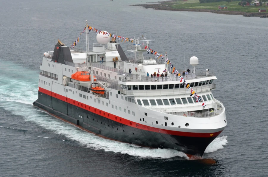 Croisière estivale au Spitzberg : vivez l'expérience du soleil de minuit