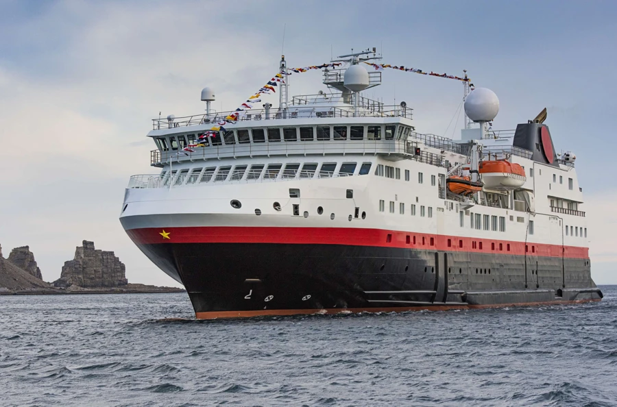 Croisière estivale au Spitzberg : vivez l'expérience du soleil de minuit