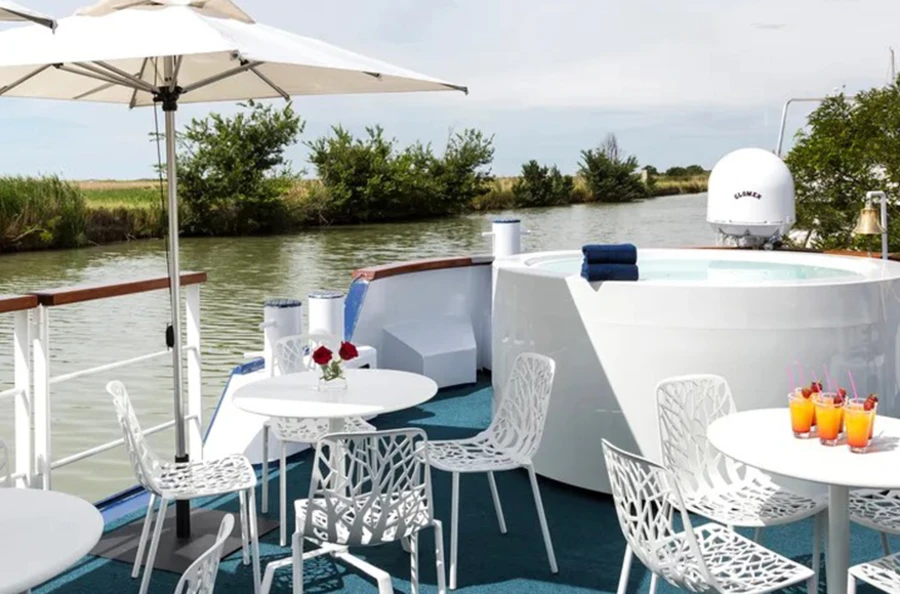 La Camargue en péniche-hôtel tout inclus, un séjour enchanteur avec découverte de l'Étang de Thau et de la ville fortifiée d'Aigues-Mortes
