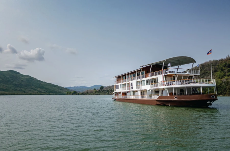 Cruise through the jewels of Laos, between Luang Prabang and Vientiane: local traditions and splendid landscapes