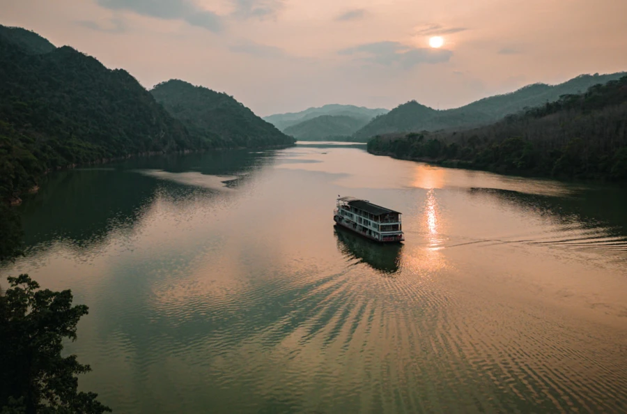 Cruise through the jewels of Laos, between Luang Prabang and Vientiane: local traditions and splendid landscapes