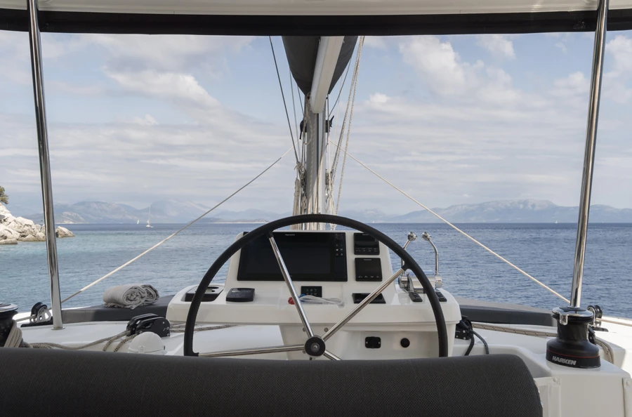 Cap sur les îles Ioniennes : une croisière privatisée à bord d'un magnifique catamaran