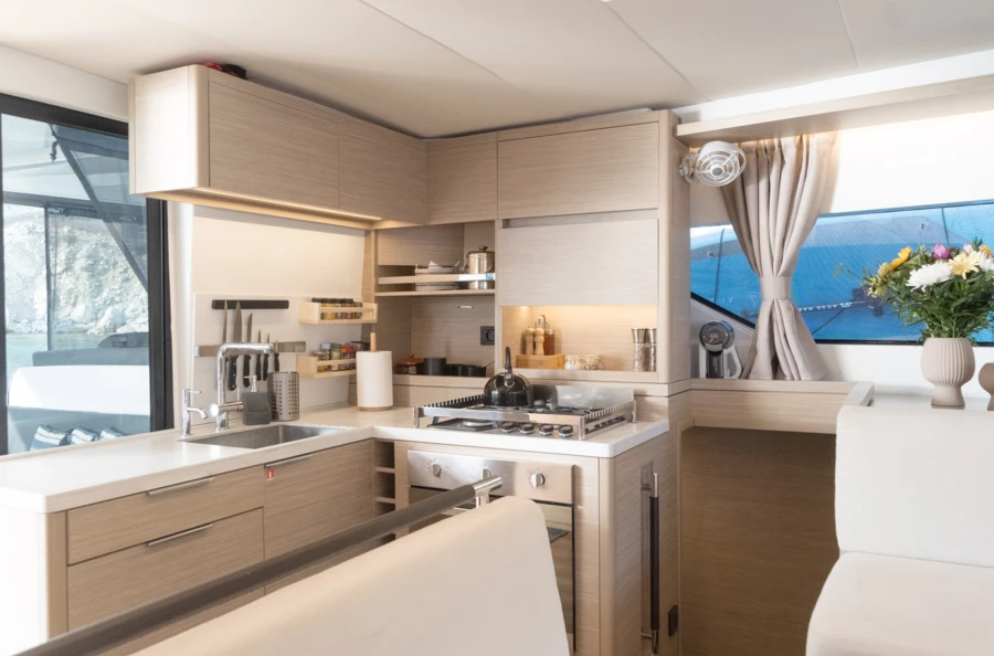 Cap sur les îles Ioniennes : une croisière privatisée à bord d'un magnifique catamaran
