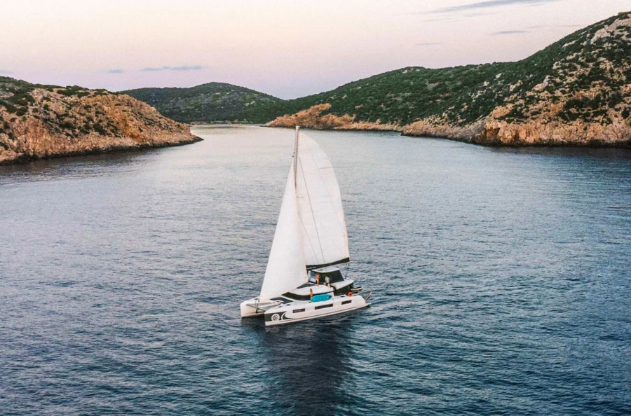 Cap sur les îles Ioniennes : une croisière privatisée à bord d'un magnifique catamaran