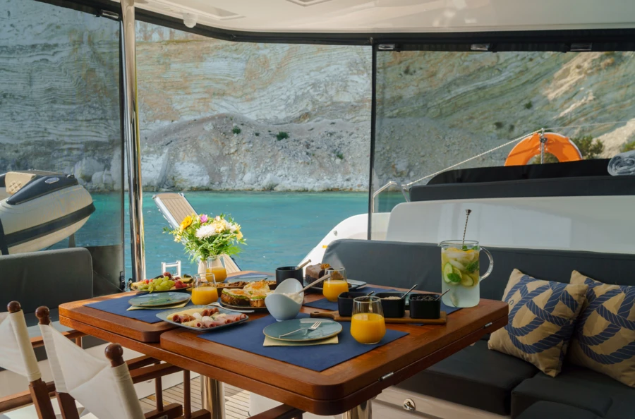 Cap sur les îles Ioniennes : une croisière privatisée à bord d'un magnifique catamaran