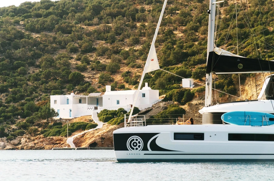 Cap sur les îles Ioniennes : une croisière privatisée à bord d'un magnifique catamaran