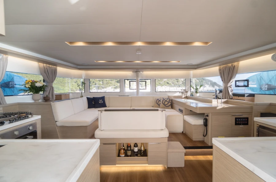 Cap sur les îles Ioniennes : une croisière privatisée à bord d'un magnifique catamaran