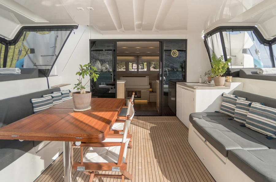 Cap sur les îles Ioniennes : une croisière privatisée à bord d'un magnifique catamaran