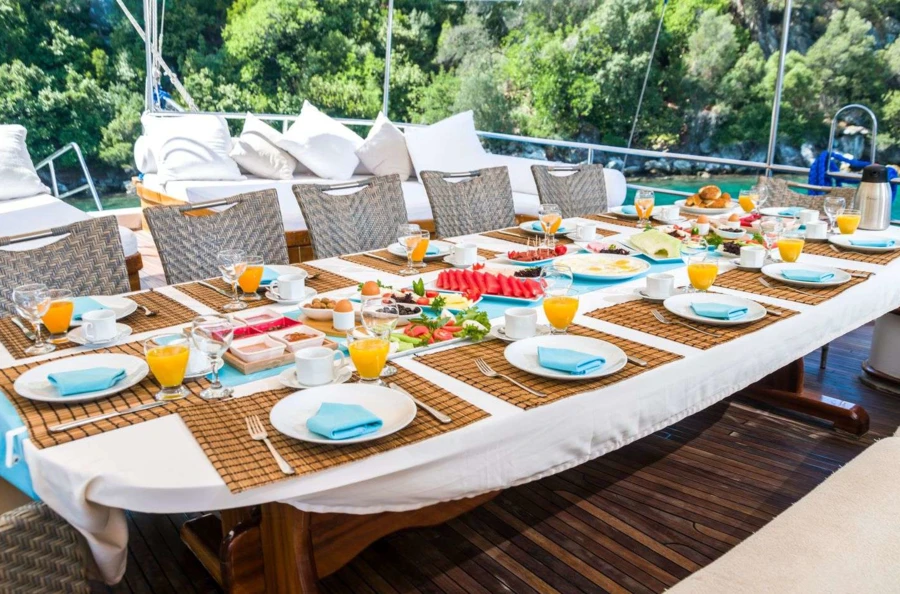 Splendeurs et délices de la Côte Turquoise lors d'une croisière privatisée à bord d'une goélette traditionnelle
