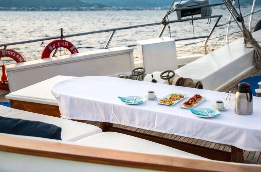 Splendeurs et délices de la Côte Turquoise lors d'une croisière privatisée à bord d'une goélette traditionnelle