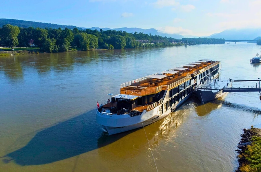 Navidad festiva en el Danubio desde Viena