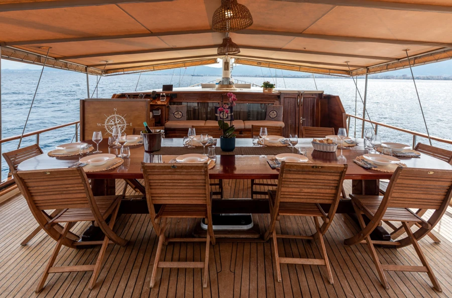 Croisière à bord d’un somptueux caïque en exclusivité, à la découverte des îles Éoliennes, au nord de la Sicile