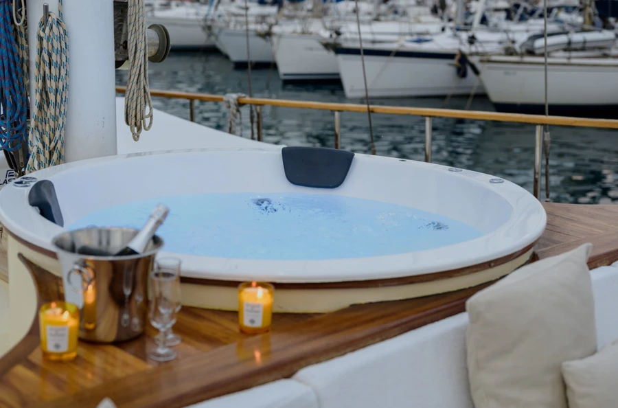 Croisière à bord d’un somptueux caïque en exclusivité, à la découverte des îles Éoliennes, au nord de la Sicile