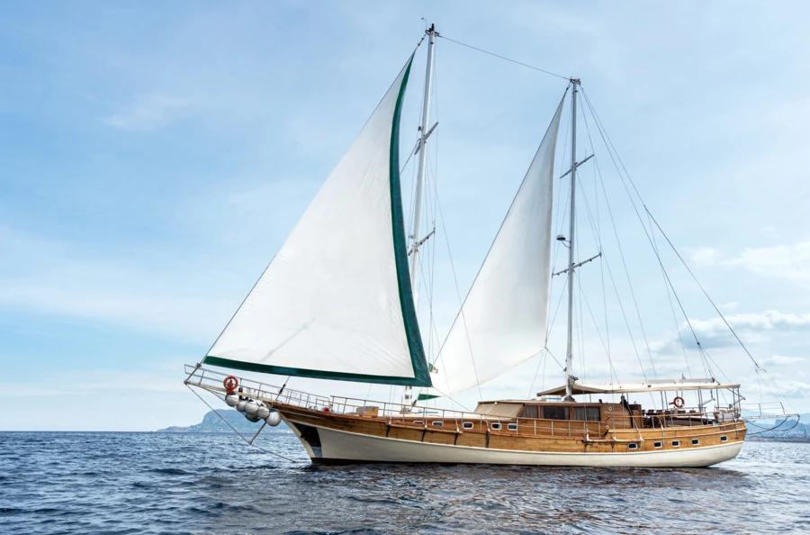 Croisière à bord d’un somptueux caïque en exclusivité, à la découverte des îles Éoliennes, au nord de la Sicile