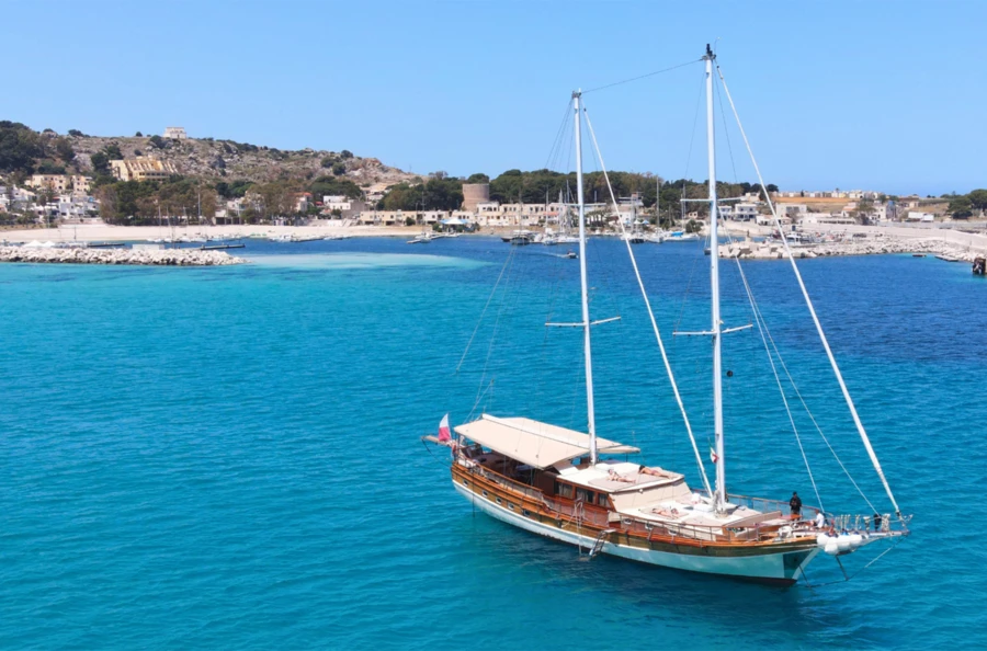 Croisière à bord d’un somptueux caïque en exclusivité, à la découverte des îles Éoliennes, au nord de la Sicile