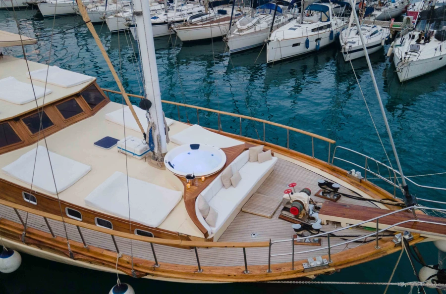 Croisière à bord d’un somptueux caïque en exclusivité, à la découverte des îles Éoliennes, au nord de la Sicile