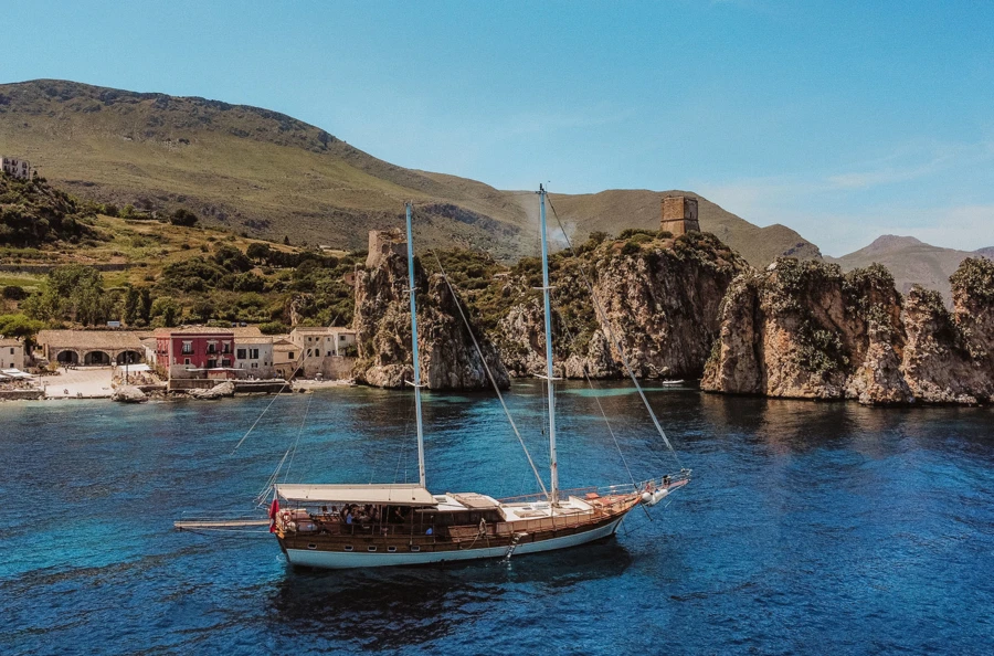 Croisière à bord d’un somptueux caïque en exclusivité, à la découverte des îles Éoliennes, au nord de la Sicile