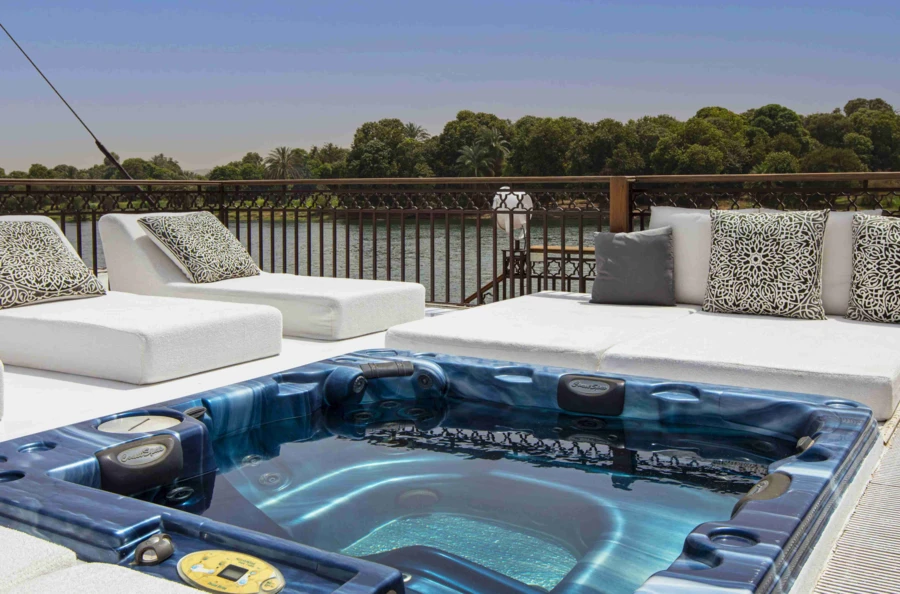 Navigation privée de 6 jours en dahabieh : de Louxor à Assouan, entre escales culturelles, luxe discret et moments de détente
