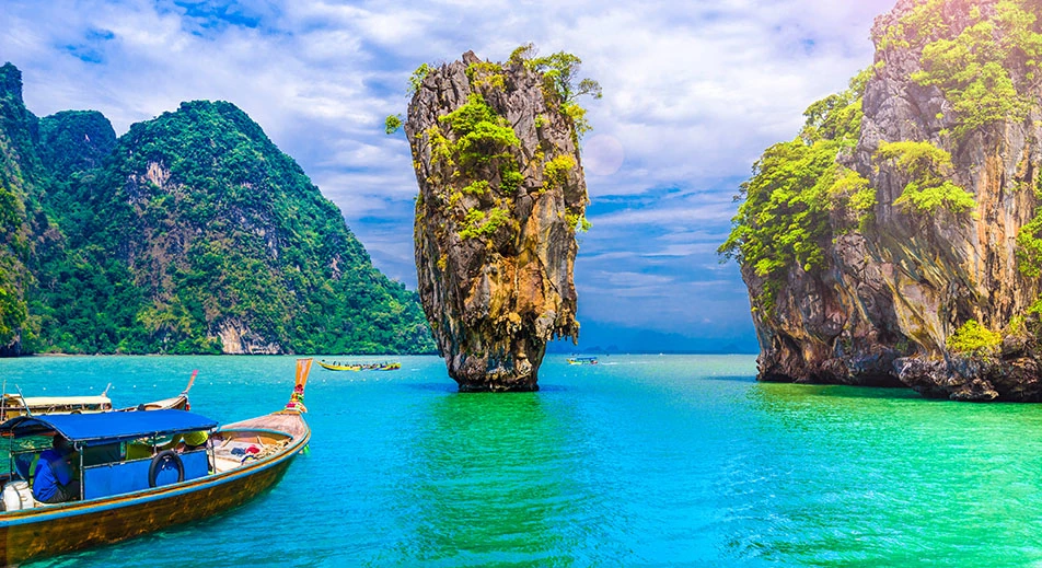 Visite en «long tail boat» de James Bond Island.