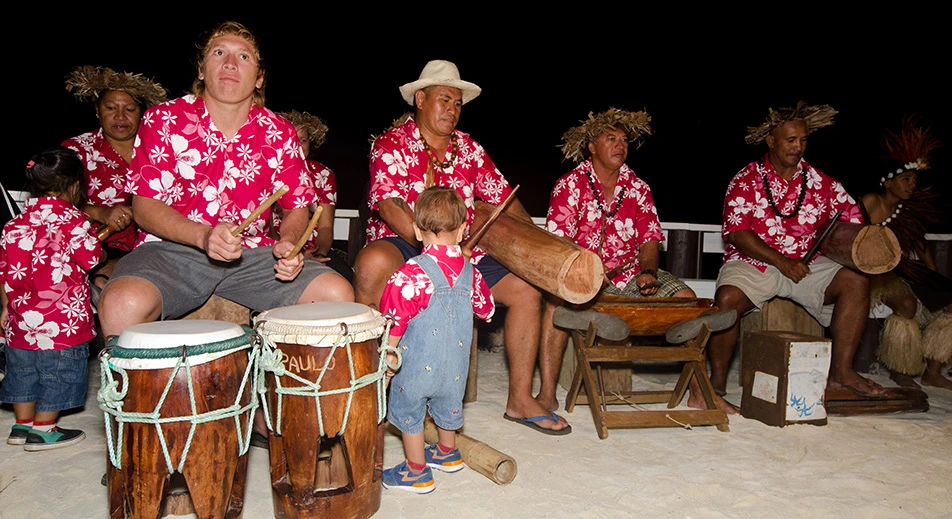 Dîner avec un orchestre local dans un restaurant polynésien