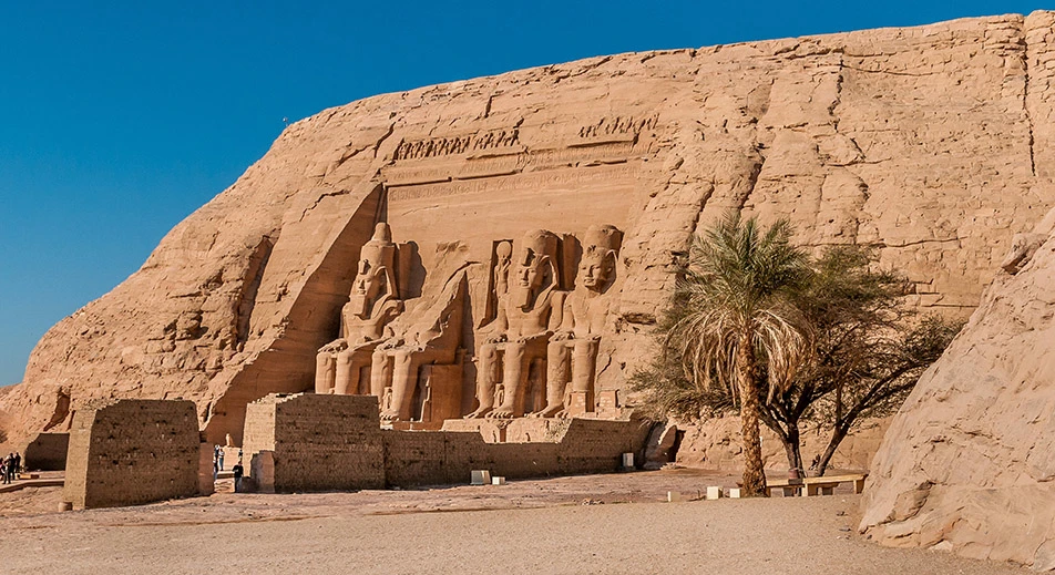 Abou Simbel en avion ou en car
