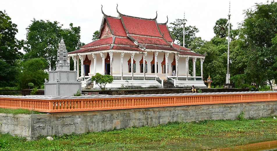Visita a la vihara de la pagoda Wat Kampong Tralach Leu