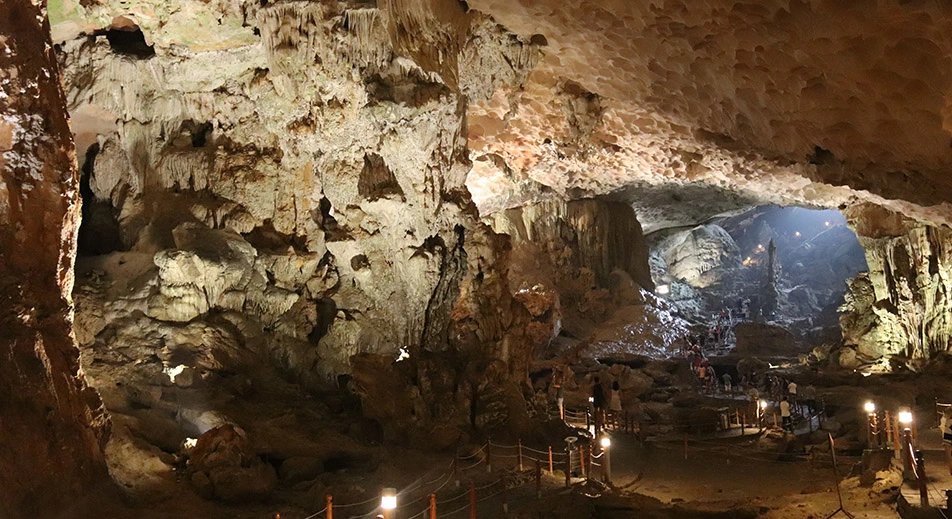 Visite de la grotte de Tien Ong