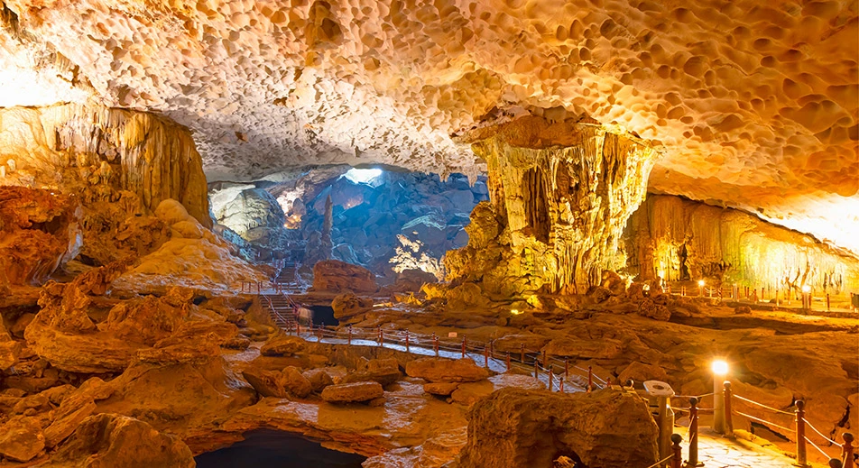 Visite de la grotte de Sung Sot