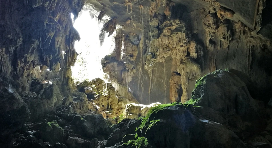 Visite d'une grotte cachée à Ban Don Sai Ngam