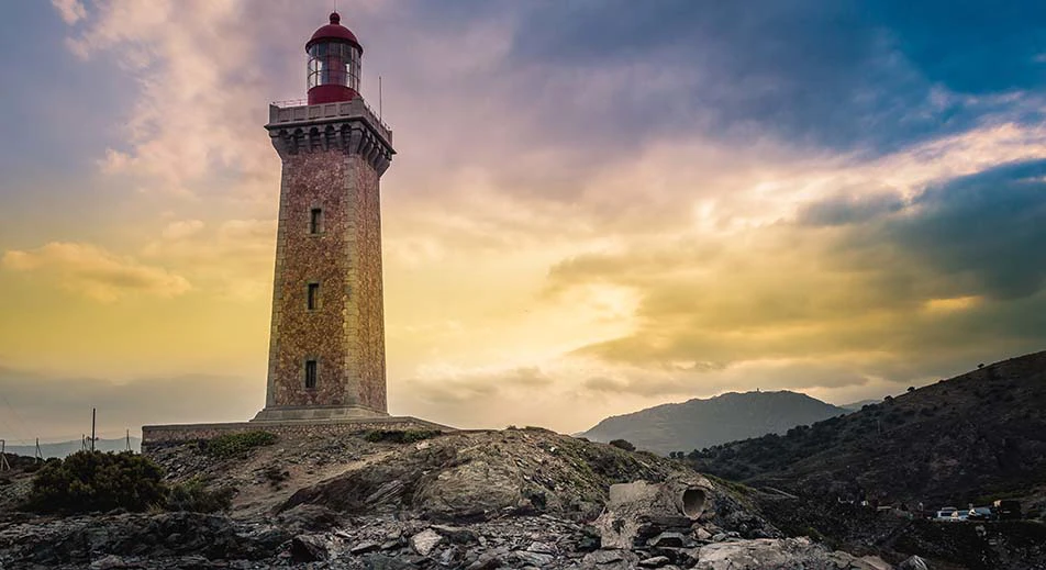 Randonnée sur le sentier côtier vers le phare du Cap Béar