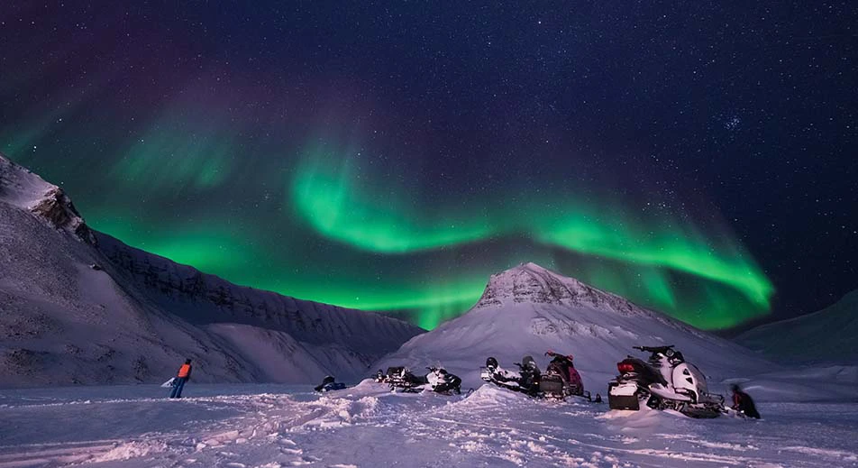 Tour en Motoneige dans la nuit polaire