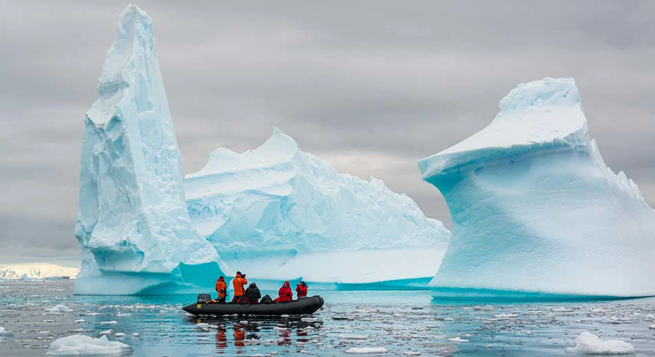 Excursions en zodiac pour explorer les baies, les chenaux et les sites de débarquement locaux