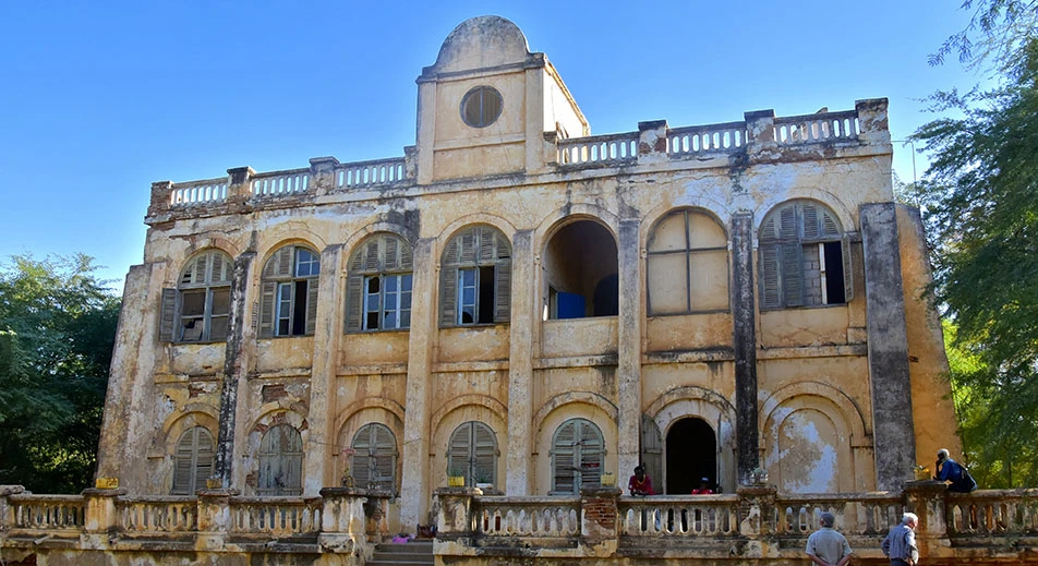 Visite du château "folie du Baron Roger" à Richard Toll