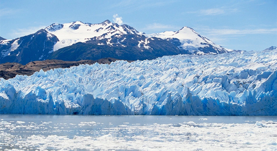 Hiking in Torres del Paine Park and Grey Lake