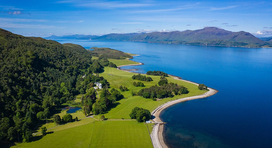 Une navigation pittoresque dans le Loch Linnhe au cœur des paysages emblématiques des Highlands