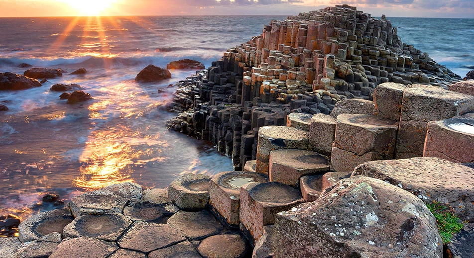 Depuis Belfast, le mystérieux site de la Chaussée des Géants et ses étonnantes colonnes basaltiques