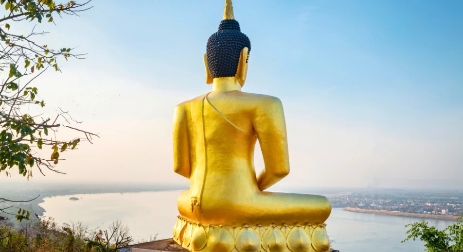 Visit of the temple overlooking the Mekong