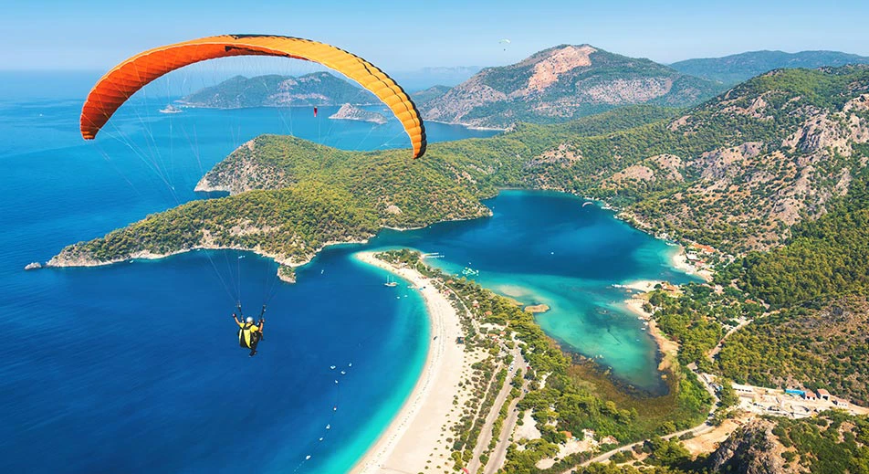 Parapente au-dessus du Lagon Bleu